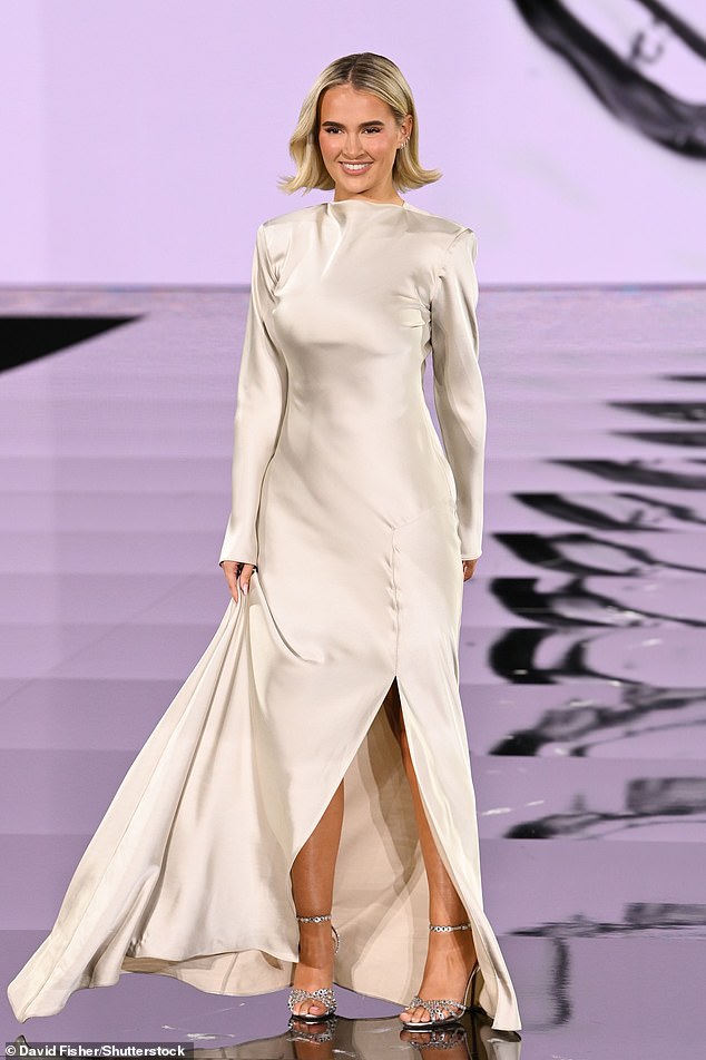 في العام الماضي ، تم الإبلاغ عن أن مولي ماي ، 26 عامًا ، كان أحدث نجم يوقعه مع لوريال ، فيما قيل إنه صفقة سبعة شخصية