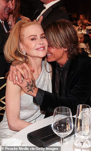 أكدت ديلي ميل يوم الاثنين أن نيكول وكيث قد انفصلت بعد زواج 19 عامًا وطفلين. في الصورة معًا في يناير