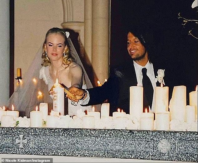 كانت كيدمان رؤية ملائكية في يومها الكبير ، حيث انزلق إلى ثوب عاجي غير متماثل من قبل دار الأزياء المفضلة لها ، بالينسياجا