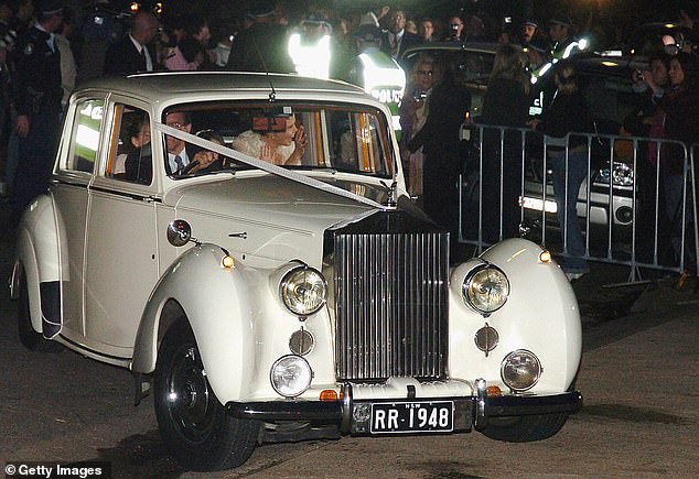 خادمة الشرف وشقيقة كيدمان أنتونيا وابنة كيدمان إيزابيلا كروز مصورة تصل إلى كلية سانت باتريك لحضور حفل زفاف