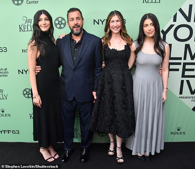 انضم إلى أسطورة الكوميديا ​​زوجته جاكي ساندلر وبناتهم صني وسادي