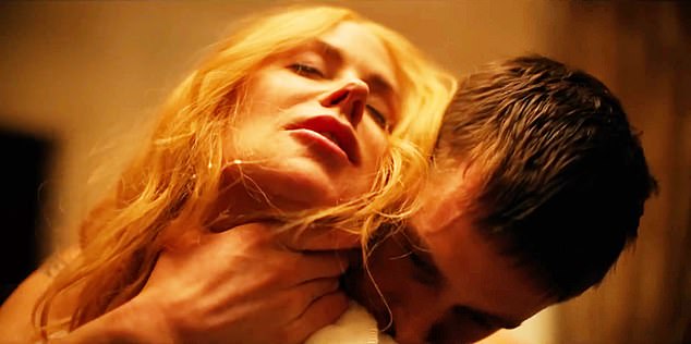 لعبت الممثلة أيضًا دور البطولة كمديرة تنفيذية تجارية بدأت علاقة محفوفة بالمخاطر مع المتدرب الذي يلعبه هاريس ديكنسون ، في فيلم إثارة المثيرة في العام الماضي ؛ شوهد في لا يزال