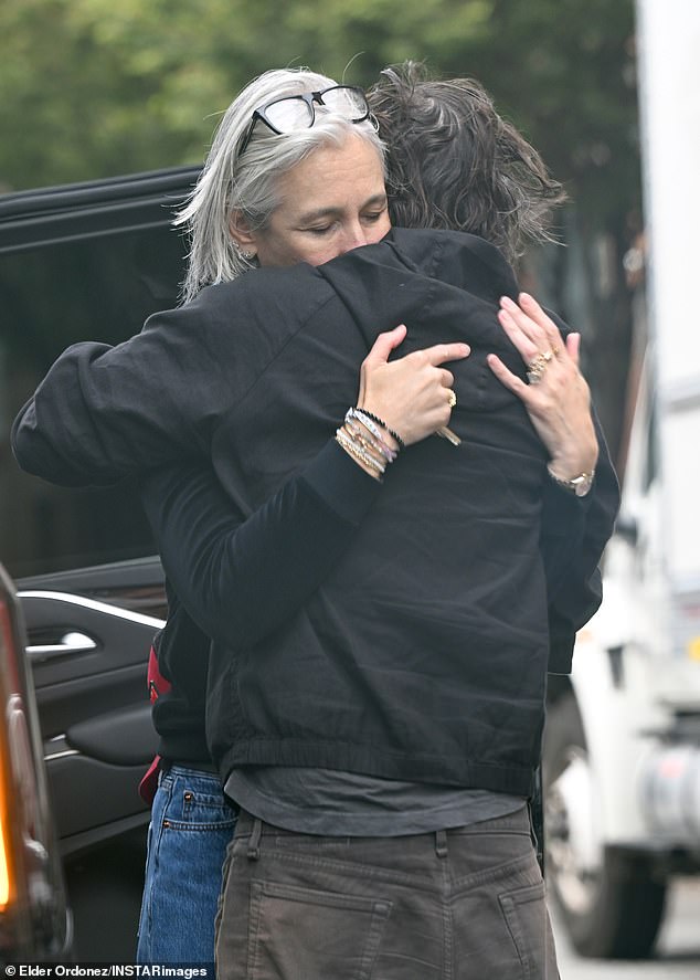 الفنانة البالغة من العمر 52 عامًا-والتي حضرت حدثًا مثليًا في روكسان في كلية أوكسيدنتال يوم الثلاثاء-احتضنت بحرارة الشبة المصفوفة البالغة من العمر 61 عامًا قبل أن تأخذ سيارة الدفع الرباعي السوداء إلى المطار