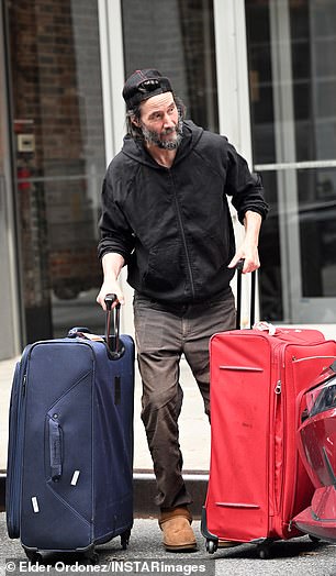 بدا كينو منزعجًا يرتدي ملابس أسود على سراويل سروال بني ، ونعال من جلد الغزال البيج