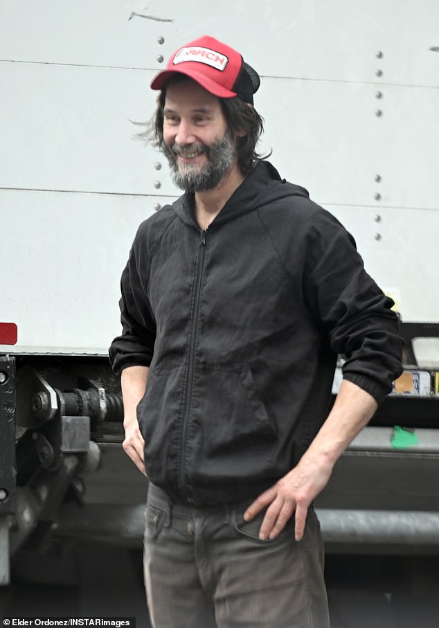 قام ريفز بربط غطاء سائق شاحنة أحمر يعيد شركته Arch Motorcycle ، والتي شارك في تأسيسها مع البناء Gard Hollinger في عام 2011 ، حيث فجر Alexandra قبلة وقام بإيماءة القلب