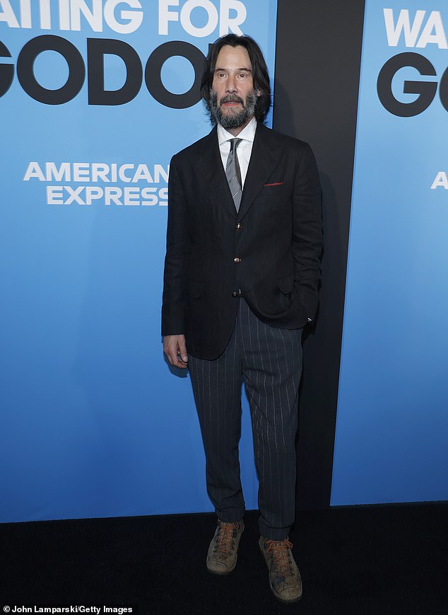 ولكن عندما شاهد المشجعون فيديو عن ريفز يدخلون مسرح هدسون في وسط المدينة ، كانوا مهتمين برفاهيته