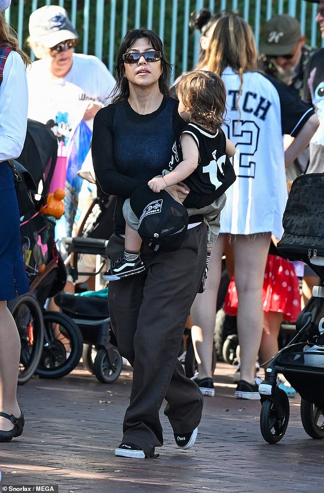 تمتزج نجم الواقع البالغ من العمر 46 عامًا في الحشد الذي كان يرتدي قمة أسود طويل الأكمام ، وسروال بني فضفاض ، وأحذية رياضية سوداء مدفوعة الأجر من تعاون الدرامز القادم البالغ من العمر 49 عامًا مع Vans