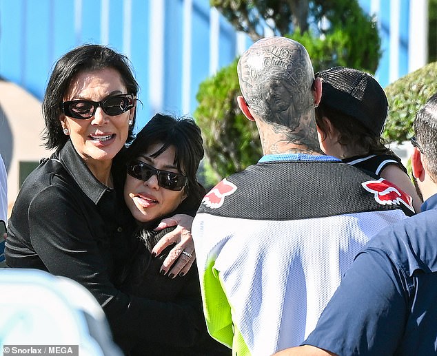 انضم إلى كارداشيان وباركر كانت موماجرها كريس جينر (ل) ، التي احتضنتها بمودة قبل الاستمتاع بعالم صغير وركوب البحر الصغير الصغير