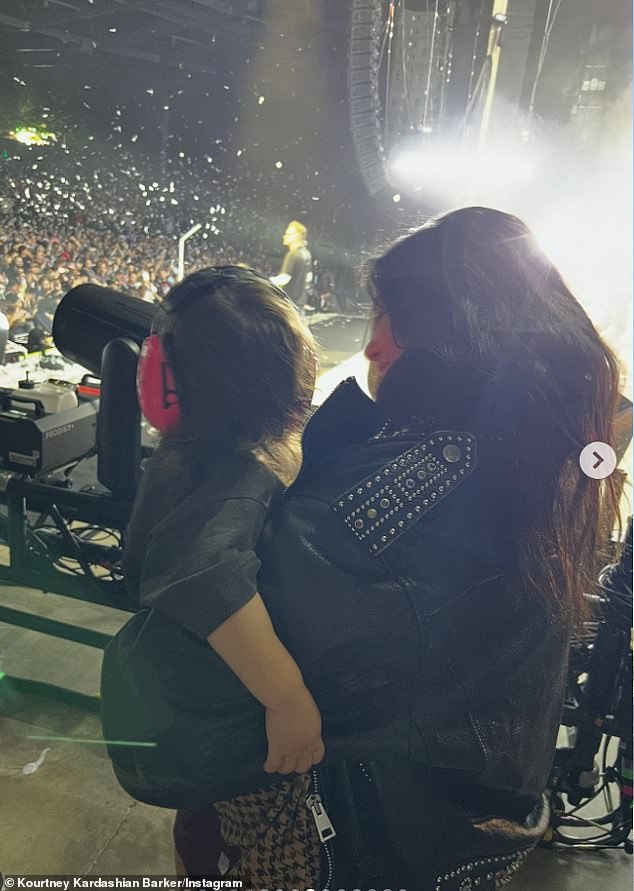 ينضم Kourtney و Little Rocky إلى الموسيقي المرشح لـ Grammy على الطريق وهو يؤدي مع فرقة الروك في التسعينات ، Blink-182 (في الصورة 22 سبتمبر)