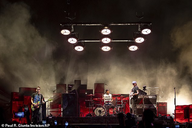 من المقرر بعد ذلك المقرر التالي باركر ، عازف الجيتار ، عازف الجيتار مارك هوبوس ، وعازف الجيتار توم ديلونج ، إلى جولتهما التبشيرية 22 تاريخًا إلى ديسكفري بارك في ساكرامنتو ، كاليفورنيا هذا الخميس (في الصورة 21 سبتمبر)