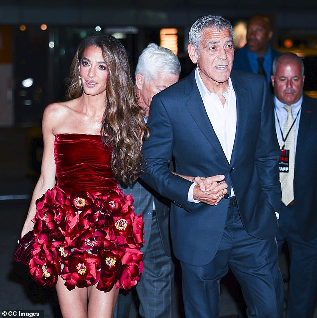 بين حياتها المهنية والأمومة ، تدعم أمل في كثير من الأحيان مشاريع زوجها