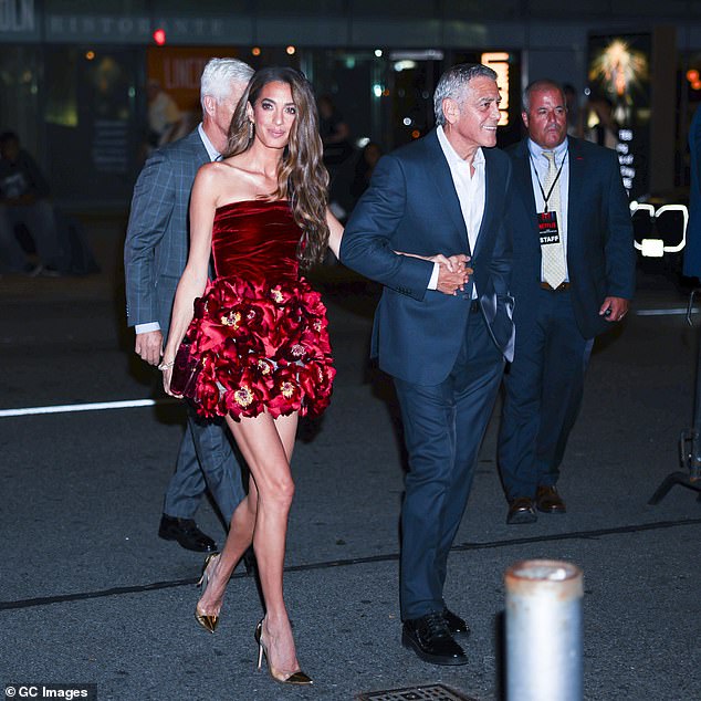 كانت Amal رؤية في الفستان Mini Red الذي يضم قمة مخملية وتنورة تضم الثمانينات من التفاصيل الزهرية ثلاثية الأبعاد المستوحاة من الثمانينات