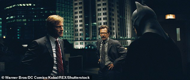 كما قام ببطولة دور ملازم شرطة مدينة جوثام جيم جوردون في ثلاثية الفارس المظلم