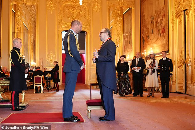 تم إصدار أول ظهور له في الإخراج ، وهو مقال شبه سيرة ذاتية عن طفولته بعنوان Nil by Mouth ، في عام 1997 ودُعِّد كفيلم رائع ولكنه عاطفي عن الأمعاء