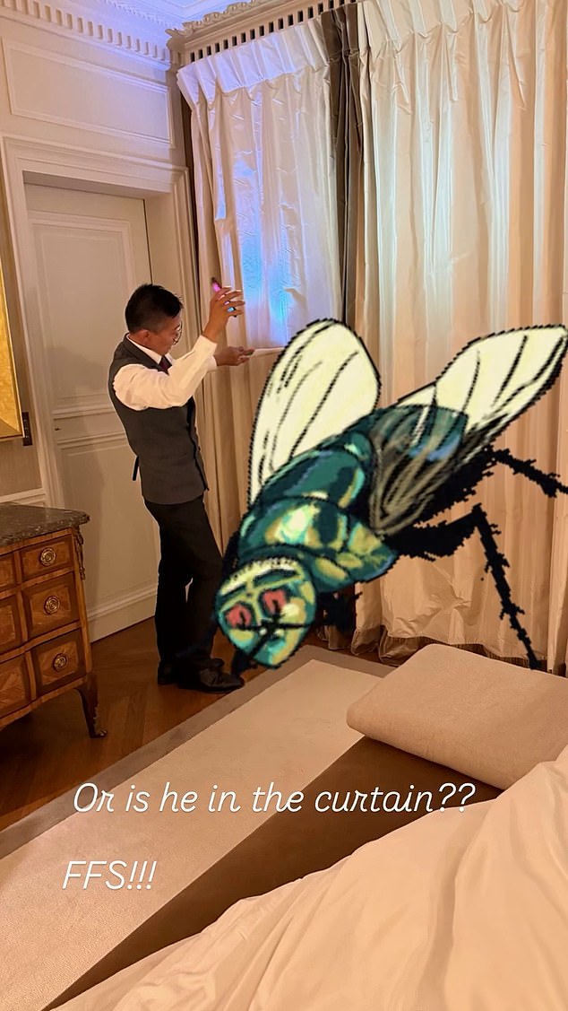 في خضم أسبوع الموضة في باريس ، حيث كانت تعرض أحدث مجموعة لها ، اضطرت فيكتوريا إلى الاتصال في التعزيزات بعد العثور على ذبابة في غرفتها