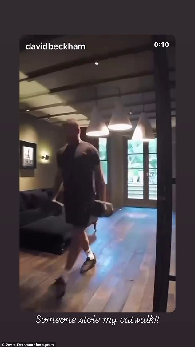 شارك لاعب كرة القدم ، البالغ من العمر 50 عامًا ، مقطع فيديو قام فيه بمشي مزارع - تمرينًا قويًا يتم فيه عقد الدمبل الثقيل على الجانب بينما يسير المستخدم لمسافة أو وقت محدد - تحت عين مدربهم بوبي ريتش