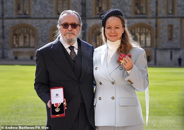 قام غاري بتقديم صورة مع الممثلة سامانثا مورتون التي منحت OBE للخدمات للدراما