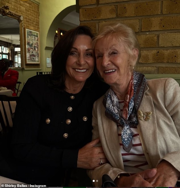 ظهرت قاضية الرقص الصارمة ، 65 عامًا ، في العرض لمناقشة كتابها الجديد ، Best Foot Forward ، حيث لعبت والدتها جزءًا كبيرًا منها