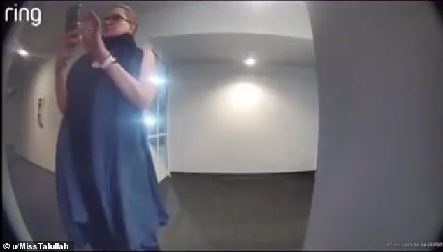 تظهر أسوأ من ذلك بالنسبة للارتداء ، تُرى السيدة إيفانز وهي تطلق على أحد الجيران على جار واحد