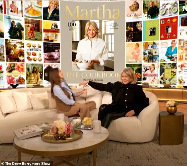 عندما كانت مارثا ، 84 عامًا ، في المعرض العام الماضي ، حاولت درو ، 50 عامًا ، مداعبة كتفها ، فقط من أجل معلم نمط الحياة لدفع يدها بعيدًا