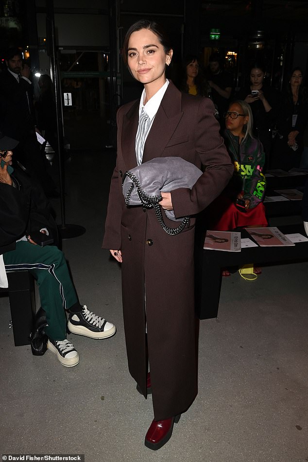 قامت جينا كولمان بقطع شخصية أنيقة في حلة بنطلون بورغوندي حادة ، مع قميص مخطط أزرق وأبيض شاحب