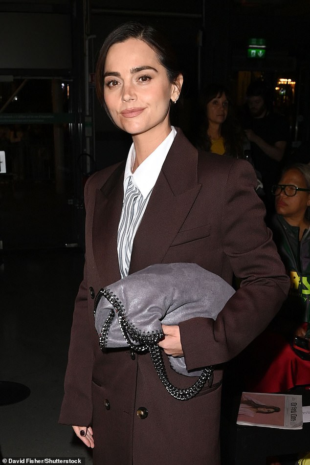 قامت الممثلة بإسقاط ملابسها مع حقيبة قابض جلدية رمادية كبيرة الحجم