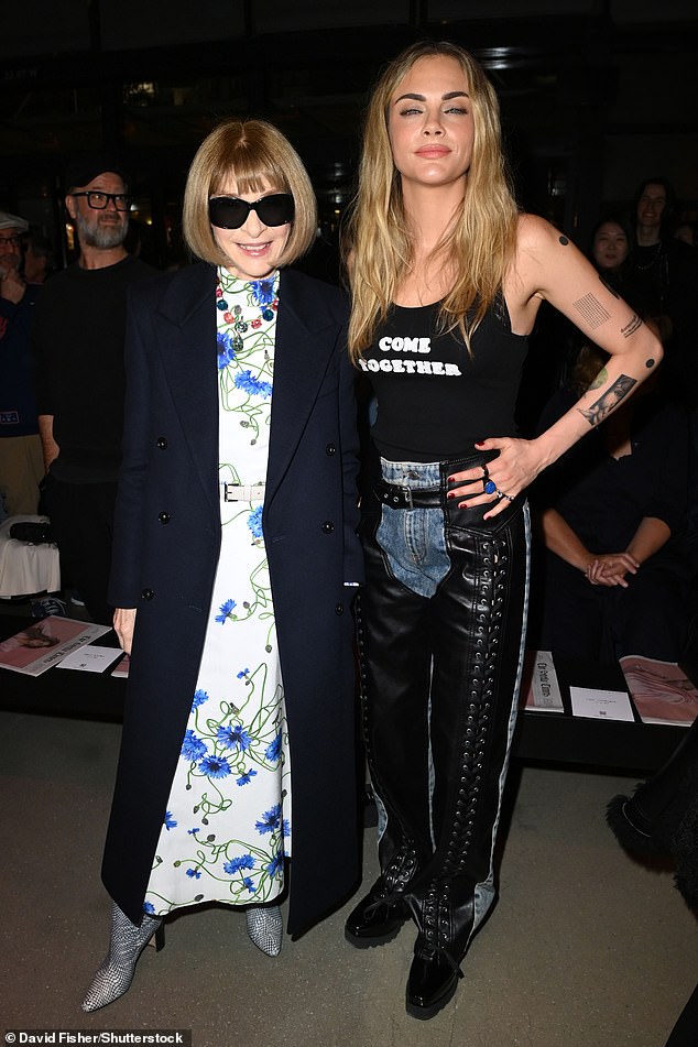 بعد أن كنت بالفعل منتظمًا على أغلفة فوغ الأمامية ، انضم كارا إلى رئيس التحرير السابق لمجلة آنا وينتور