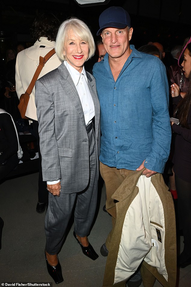 واصلت هيلين ميرين أيضًا مشاركتها في ظهورها المذهلة في أسبوع الموضة ، وهذه المرة تختلط مع زملائه الأسطورة بالنيابة وودي هارولسون