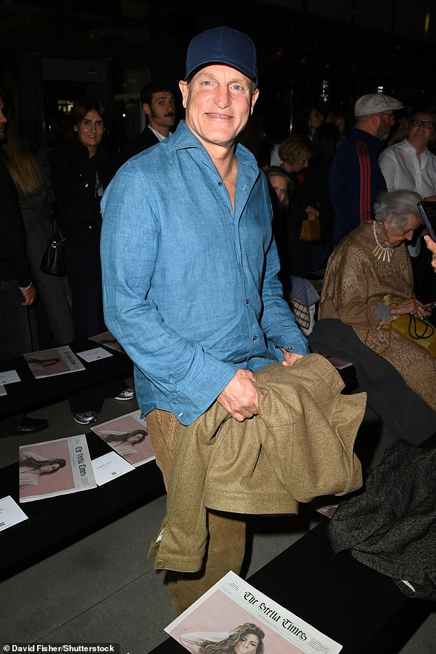 اختار وودي نظرة أكثر عرضية عندما وصل إلى عرض الأزياء