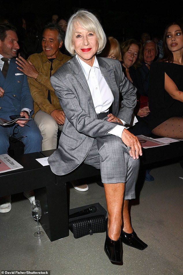 قام نجم نادي القتل يوم الخميس بقطع شخصية أنيقة في بدلة رمادية حادة ، مع سراويل كابري وقميص أبيض حاد