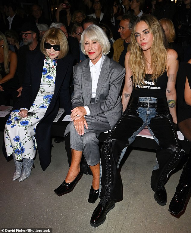 مثل كارا ، شوهدت هيلين أيضًا وهي تلاحق آنا أثناء جلسهم في الصف الأمامي لهذا الحدث