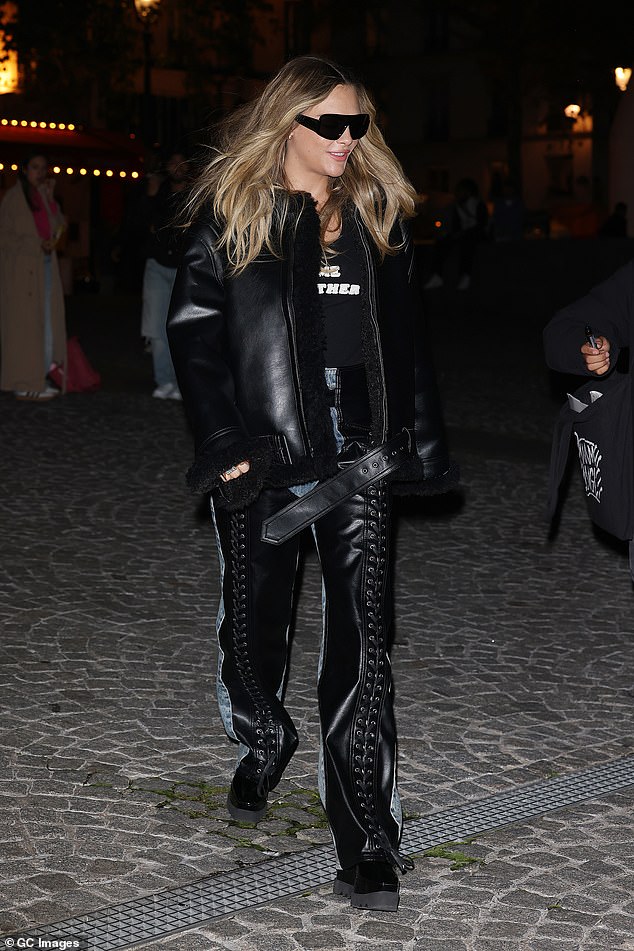 اختارت نجمة الموضة نظرة منبهات على أحدث عرض أسبوع الموضة في باريس