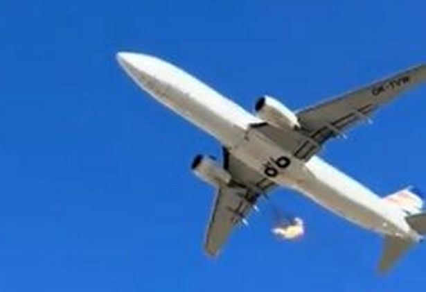 صورة للطائرة في الهواء 