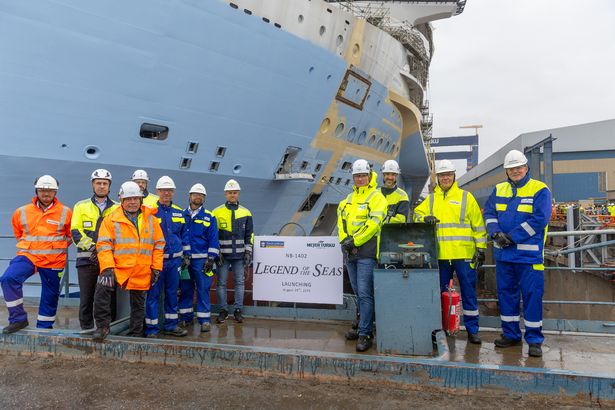 بعض الموظفين أمام السفينة