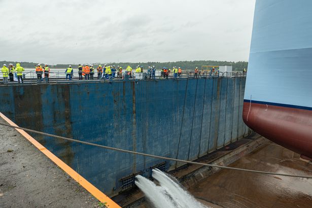 العمال أمام الهيكل