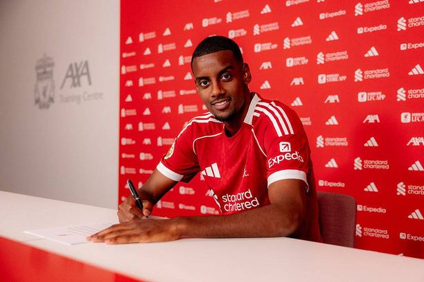 ألكساندر إيساك يوقع ليفربول FC في مركز تدريب أكسا في 01 سبتمبر 2025 في كيركبي ، إنجلترا.