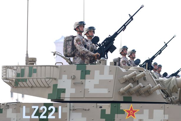 تدحرجت الدبابات في وسط بكين خلال العرض العسكري الضخم
