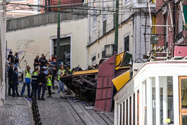الحطام من حادث تحطم بطرد في لشبونة