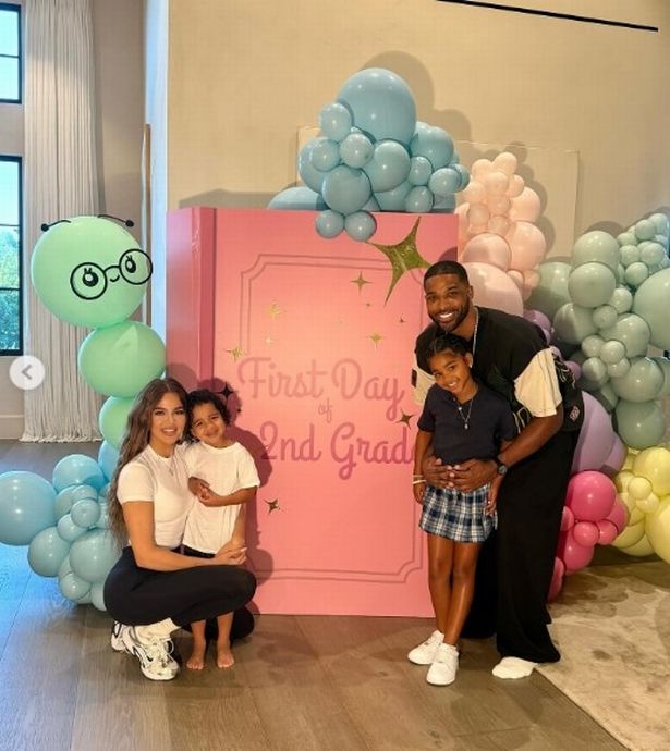 Khloe Kardashian و Tristan Thompson وأطفالهم ، True و Tatum ، يظنون أمام البالونات وكتاب عملاق.