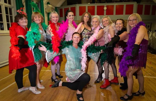 (LR) Ceri Wainwright ، Diane Williamson ، Toni Willow ، Sarah Pickles ، Jackie Annett (الركوع في المقدمة) ، فيرونيكا بوبنيكوفا ، أليسون ويلسون ، لورين فيلوز ، جوان هاكيت ، كلير سبراغ.