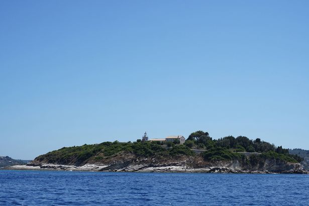 الساحل مع Headland في الخلفية ، Paxos ، الجزر الأيونية ، الجزر اليونانية ، اليونان ، أوروبا. (تصوير: مجموعة صور ريدا/يونيفرسال عبر غيتي إيرث)