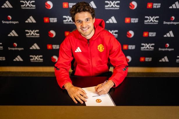 يخطر Senne Lammens من Manchester United بعد التوقيع على النادي في Carrington Training Ground في 01 سبتمبر 2025 في مانشستر ، إنجلترا. 