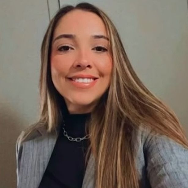 تبتسم ماريلها في صورة شخصية