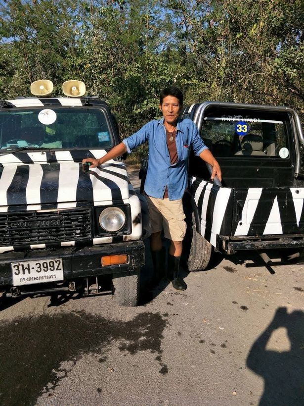 يقف Zookeeper بين جيبان