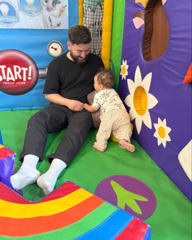 شارك جوني لقطة جنبًا إلى جنب مع ابنه على Instagram