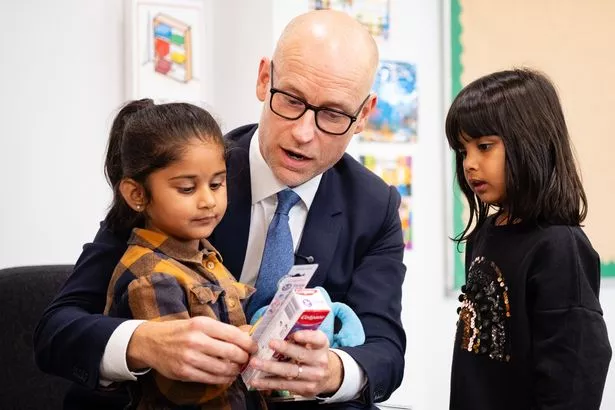 وزير الصحة ستيفن كينوك يحضر مدرسة تينسلي ميدوز الابتدائية 