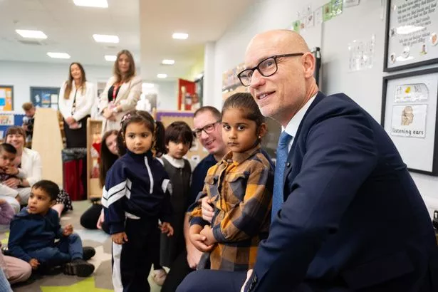 وزير الصحة ستيفن كينوك يحضر مدرسة تينسلي ميدوز الابتدائية
