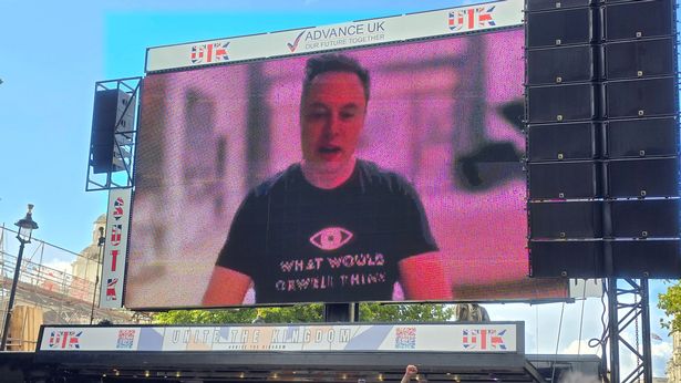 أخبر إيلون موسك التجمع أن العنف سيأتي إلى المملكة المتحدة