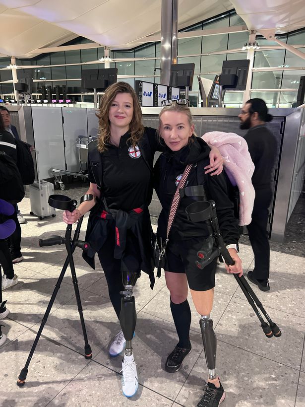 ريبيكا مع امرأة أخرى