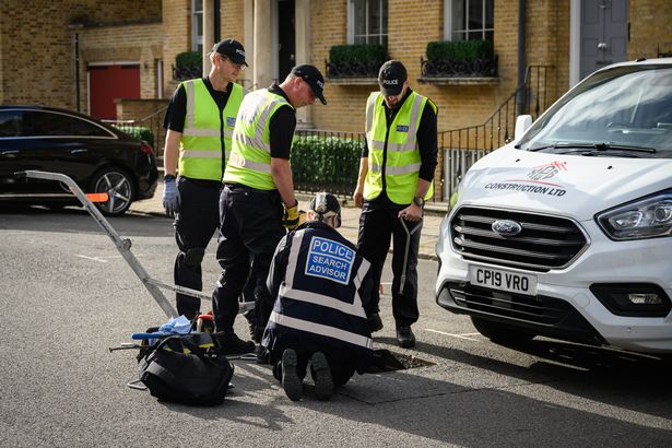 فرق بحث الشرطة تأمين المصارف والبوابات قبل زيارة الدولة